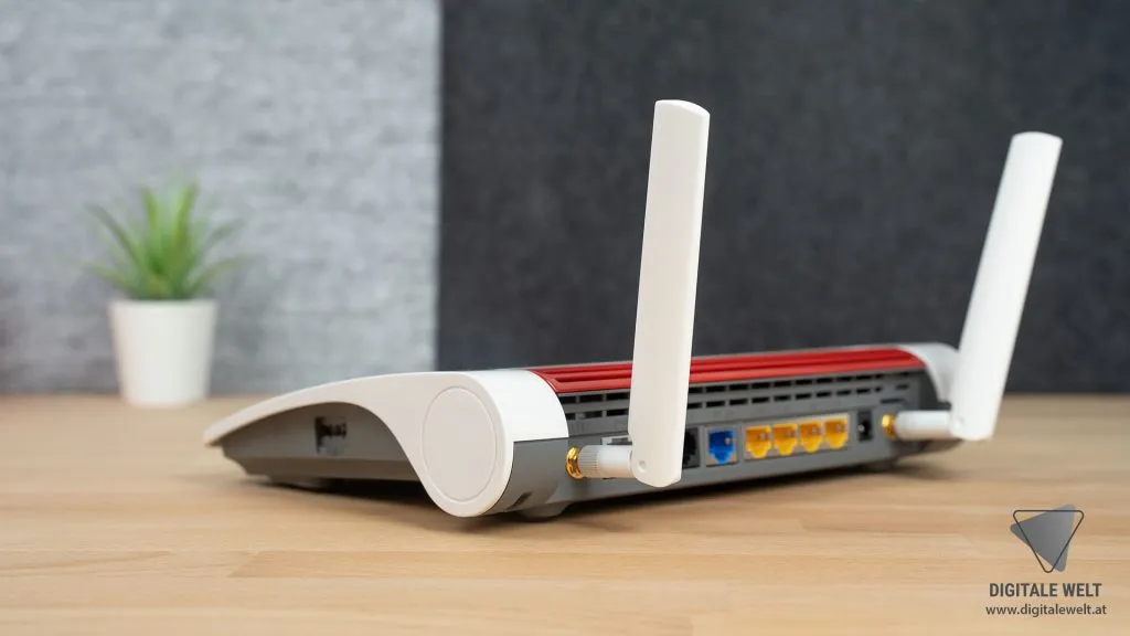 FRITZ!BOX 6890 LTE – LTE Antennen anschrauben