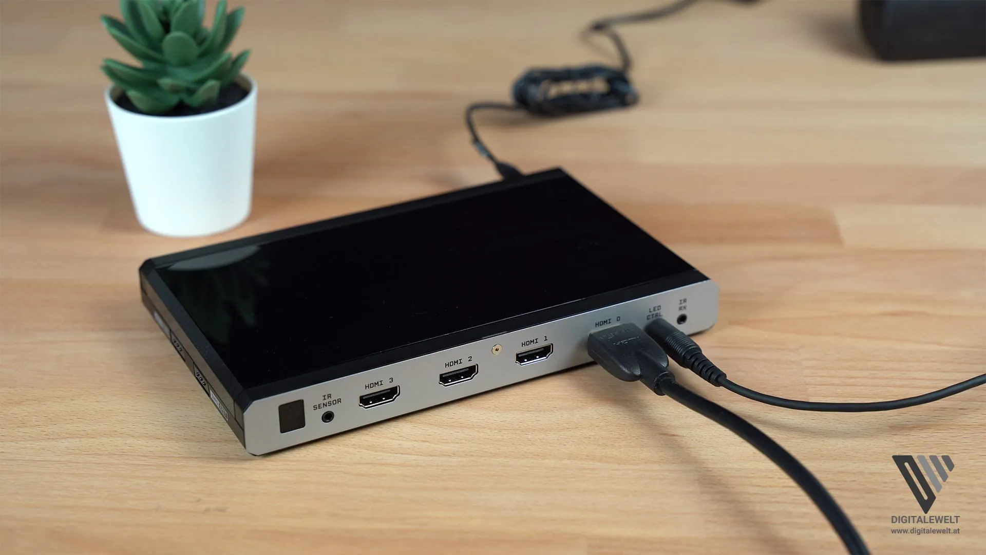 HDFury DIVA angeschlossen mit HDMI-Quellen, Fernseher und LED-Streifen-USB-Adapter