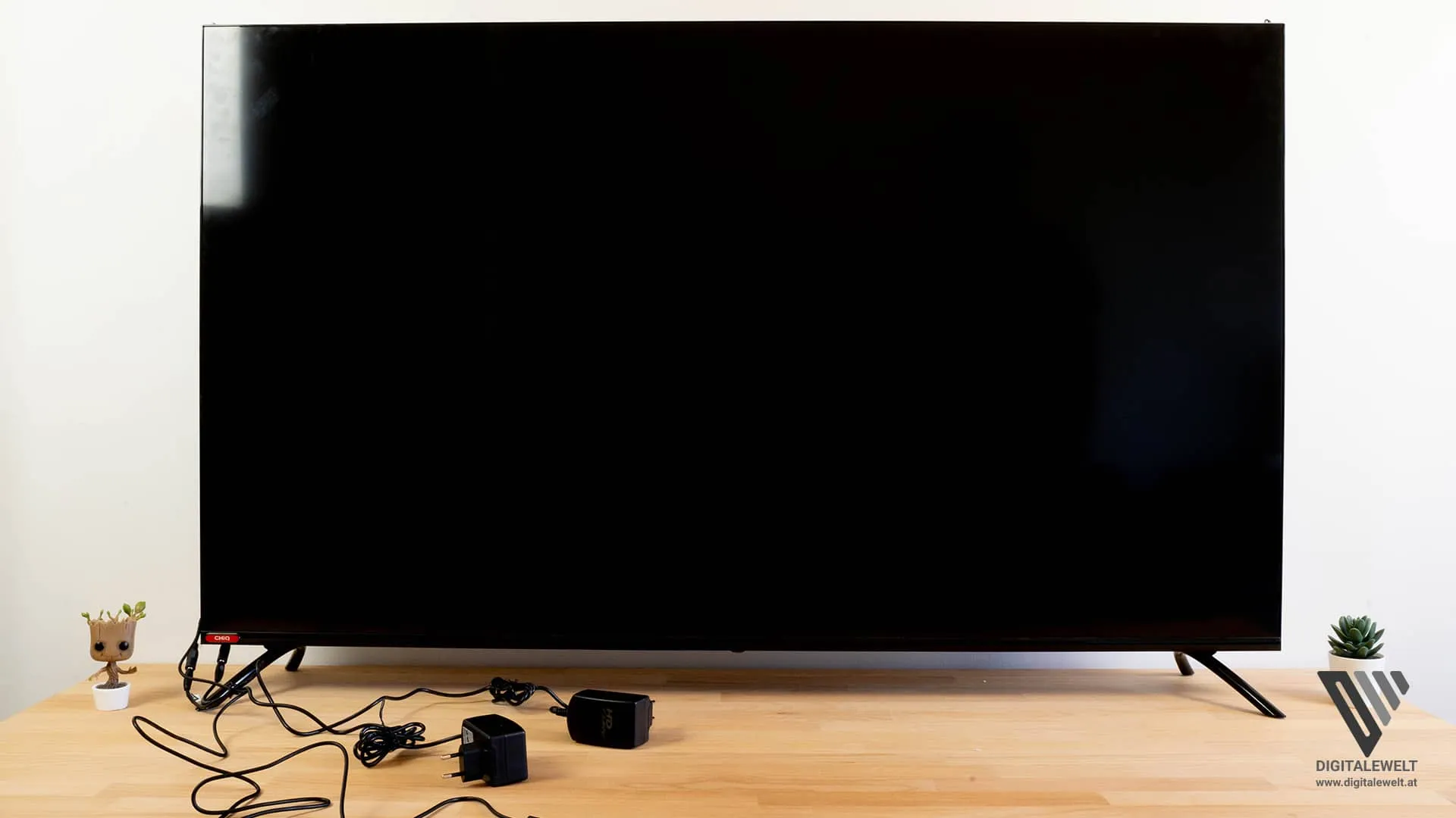 Fernseher wird wieder aufgestellt nach dem Anbringen der LED-Streifen
