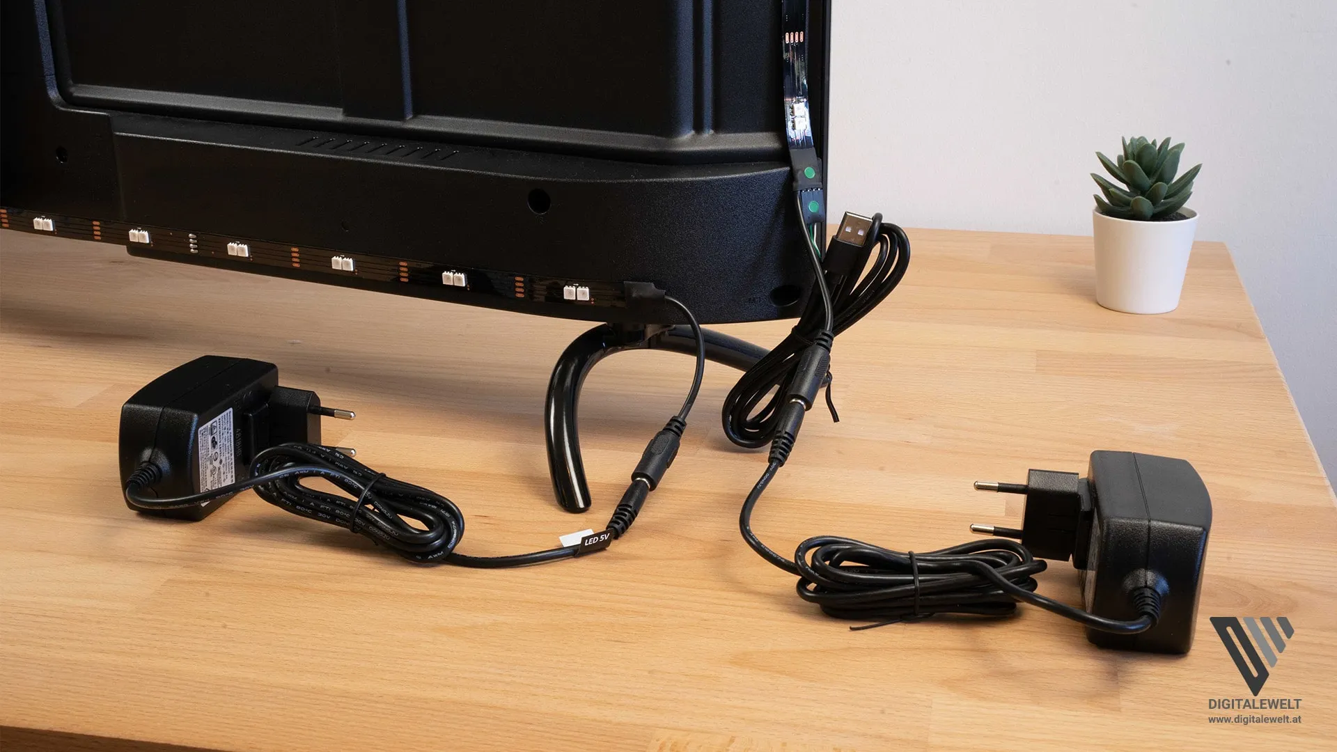 Netzteile werden an die Anschlüsse der LED-Streifen gesteckt