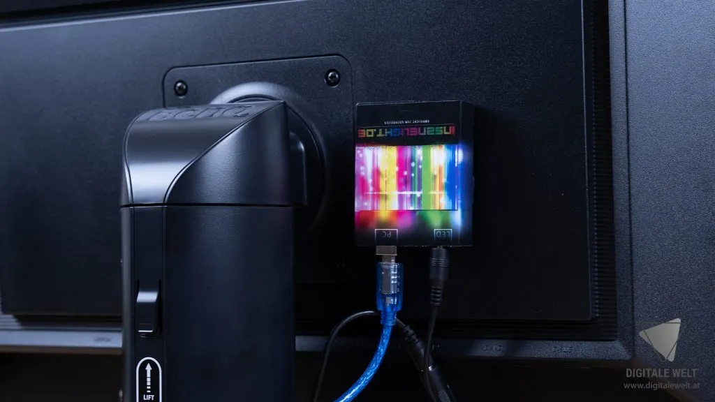 Insanelight PC – LED Controller mit Klettband befestigt