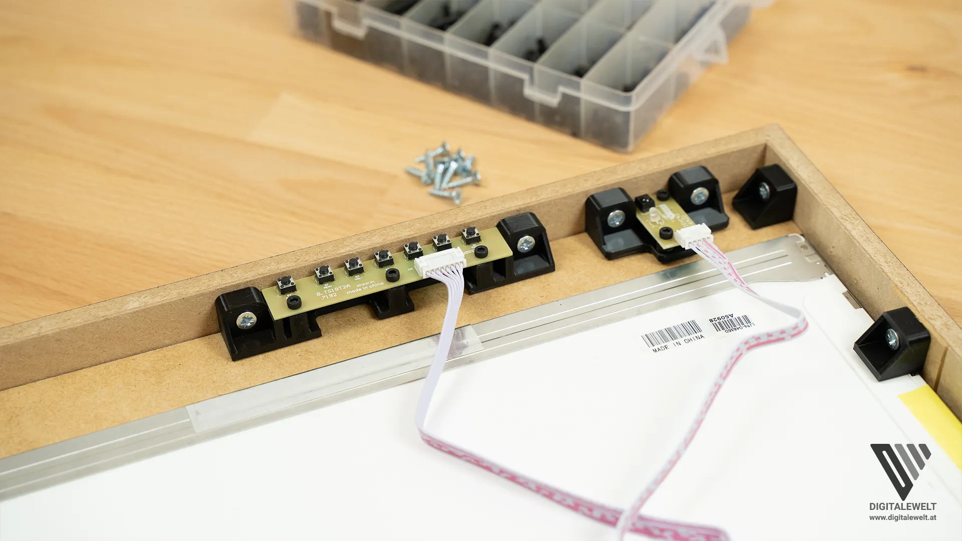 Taster und IR-Sensor im Rahmen montiert